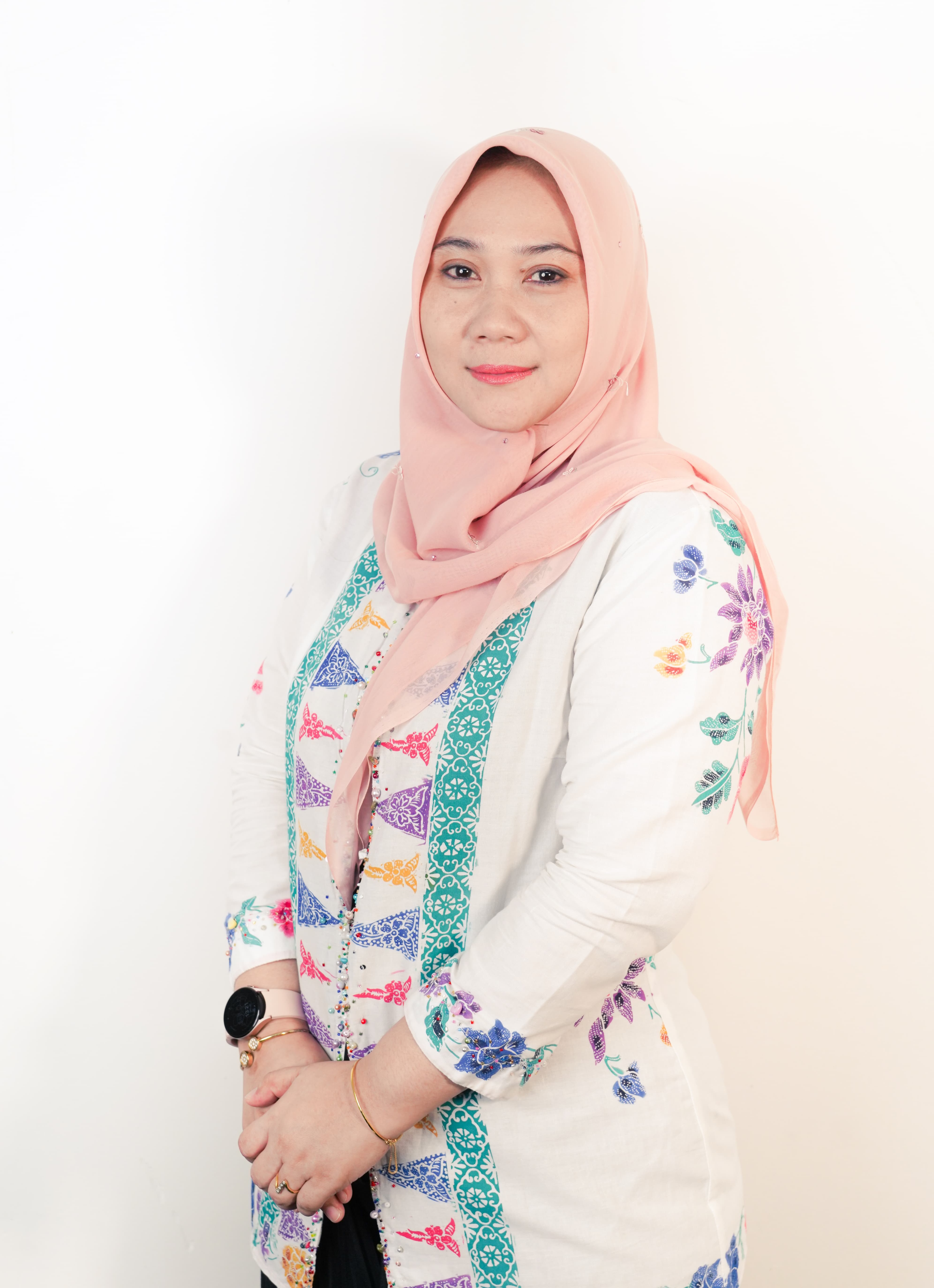 Melihat anak asuh saya tumbuh, belajar, dan meraih prestasi membuat saya merasa bangga dan bersyukur bisa menjadi bagian dari perjalanan hidupnya.